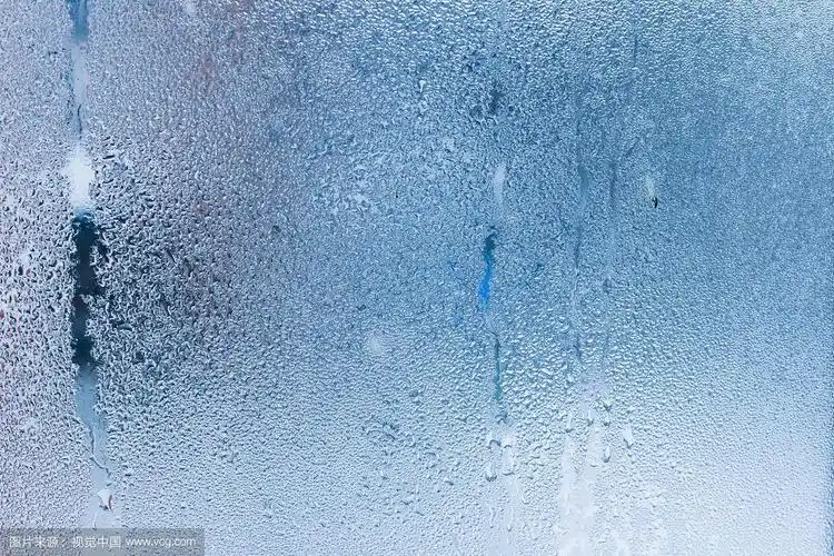 热水蒸气凝结在冷窗玻璃上,形成宏观纹理或背景