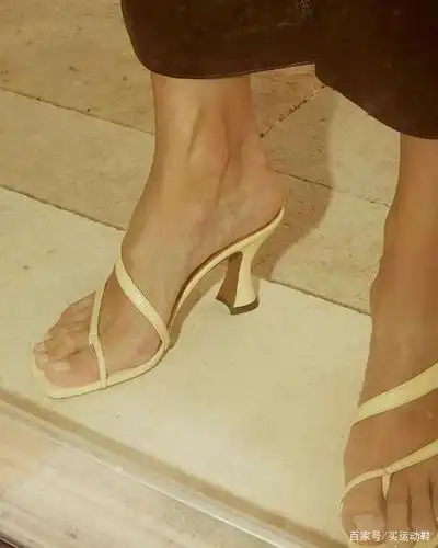 再用粗跟拉高下身比例,绝对是 大脚女孩的福音啦!