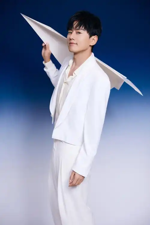 张杰即将出席2023#微博音乐盛典#,纸飞机飞过,划出手边的亮色,载满