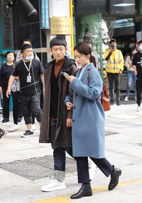 张一山新剧路透穿深色大衣成熟稳重同框大2岁李沁更像哥哥