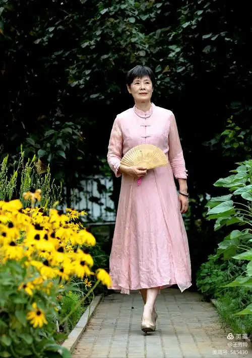 穿上多年未穿过的旗袍也得瑟一下,传承旗袍之美,展示现代中老年人的