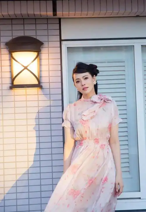 52岁伊能静复出,穿时尚深v长裙,身材保持完美