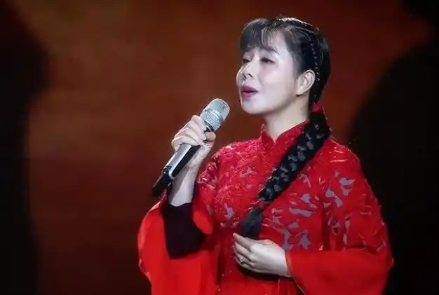 王二妮和男友李飞的爱情故事,没有太多的波澜和曲折,却充满了真挚和