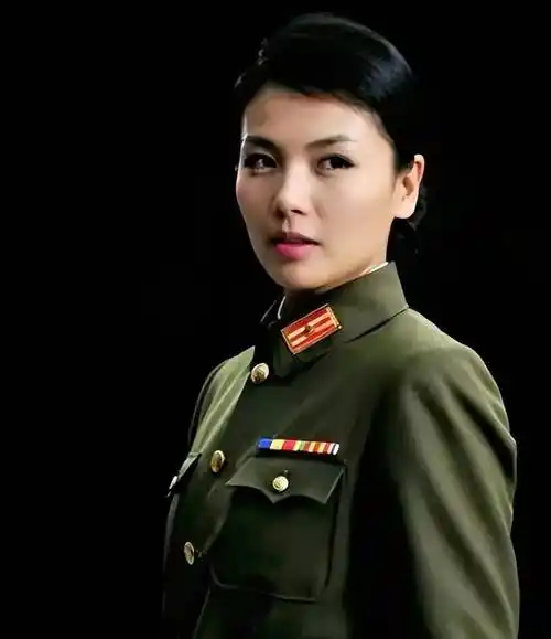 10个穿军装的女星李冰冰英姿飒爽baby太花里胡哨