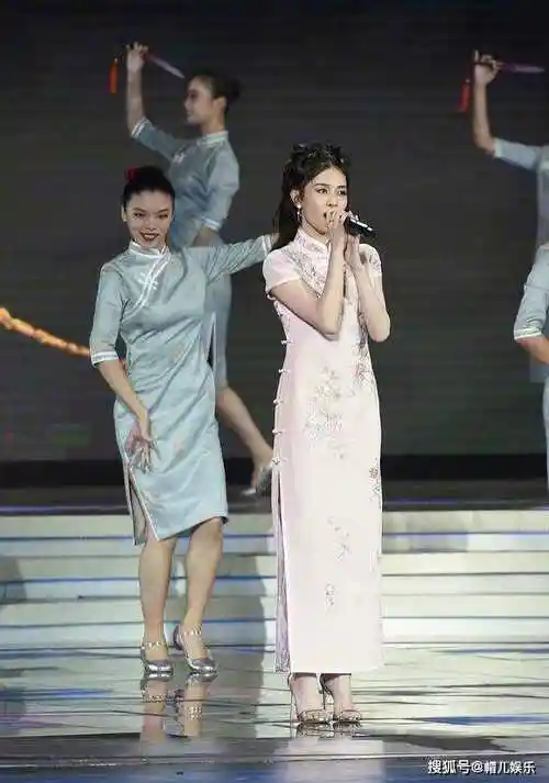 金鸡奖开幕式上演旗袍秀戚薇浮夸金莎油腻她最惊艳