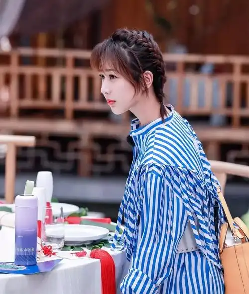 拳击辫搭配棕色眼妆以及形状锋利的眉毛,再加形状特殊