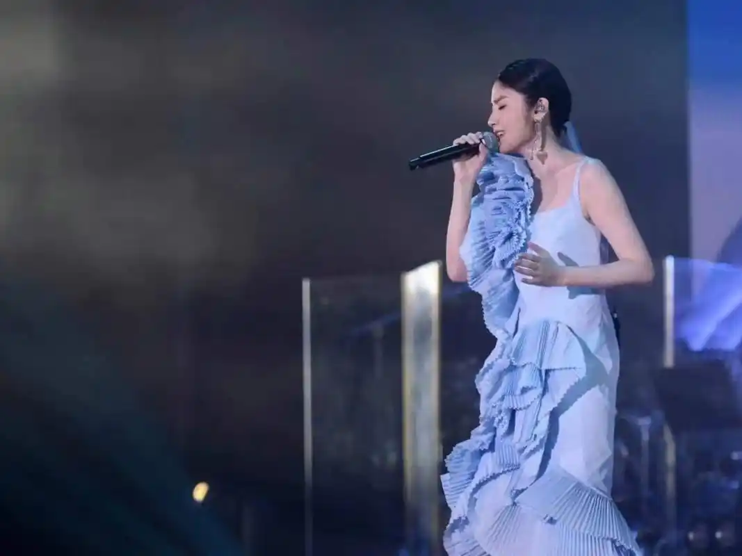 陈慧琳《谁令你心痴》 kelly在哥哥纪念音乐会演绎《谁令你心痴》