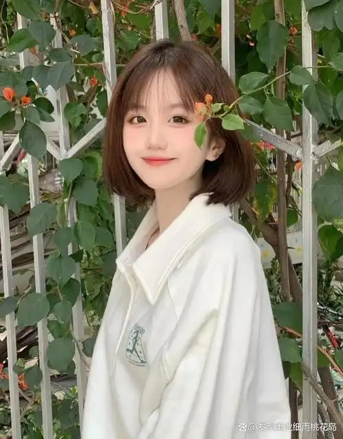 无敌显嫩的学生头,脸大脸小都适合,不用烫染就很好看的短发,发量多的