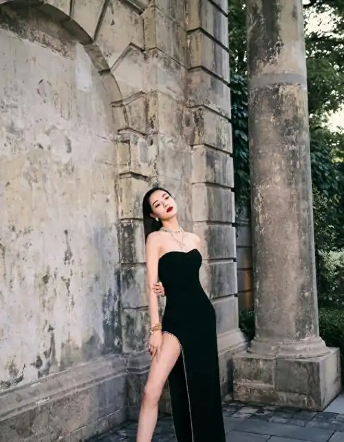 钟楚曦写真气场比较霸气,高开叉,大长腿,正面侧面背面迷死人_魅力_的