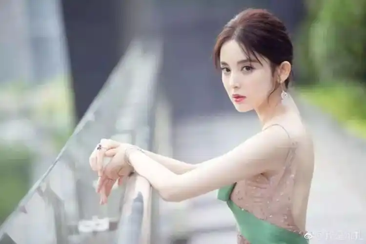 二,低卡低热沐浴按摩减肥女神之古力娜扎唇膏新用.