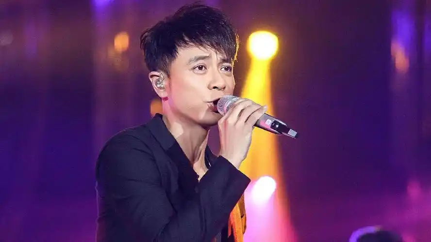 (李克勤在《我是歌手第四季》上演唱《友情岁月》)