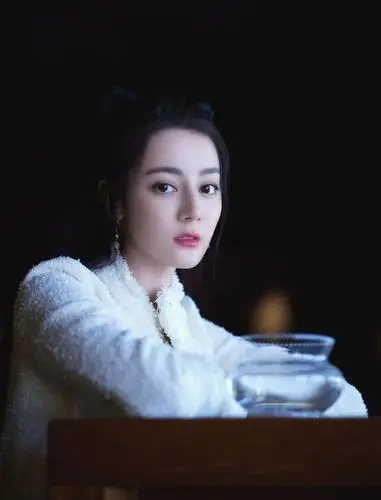 迪丽热巴壁纸:《最美表演》美图请查收,2021致敬勇敢的你 - 知乎