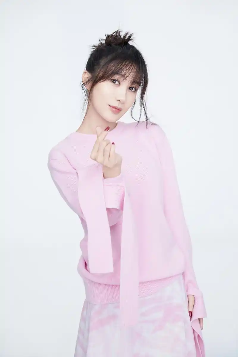 p>李菲儿,1987年10月3日出生于辽宁,中国内地影视女演员,歌手.