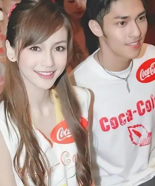 杨颖晒35岁生日照与父母儿子罕见同框小海绵露正脸像爸又像妈