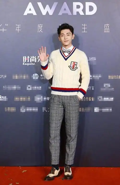 邓伦——身着gucci2017毛衣配格子裤,一身都英伦范儿.