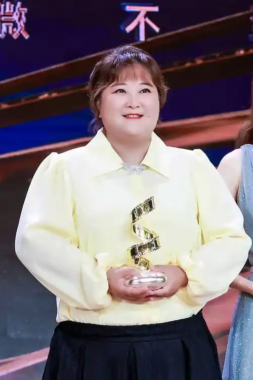 2021微博电影之夜启幕贾玲获得年度最受欢迎导演荣誉