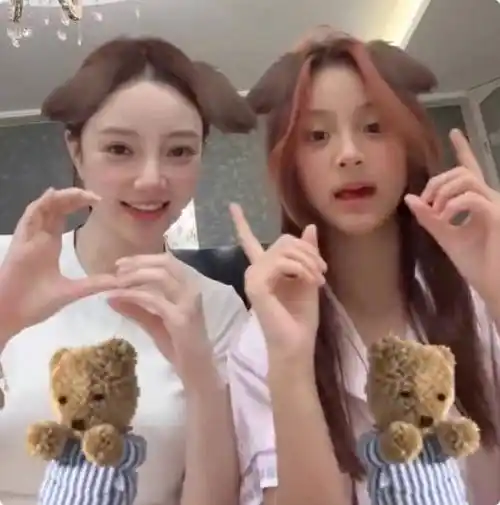 李小璐女儿太早熟,11岁甜馨红发抢镜,肤白貌美,淡妆太清纯_贾乃亮