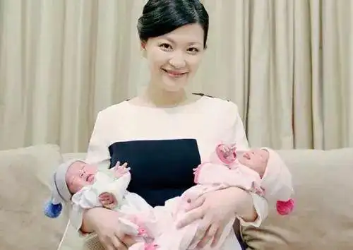 周瑾还有小编当初很喜欢的周瑾《非常娱乐》里每次都给我们带来欢乐不