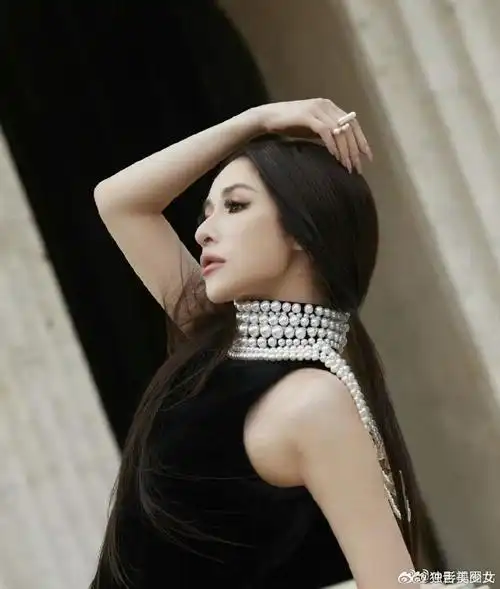 萧亚轩机场路透太嫩了##萧亚轩把手机挂机场柱子上