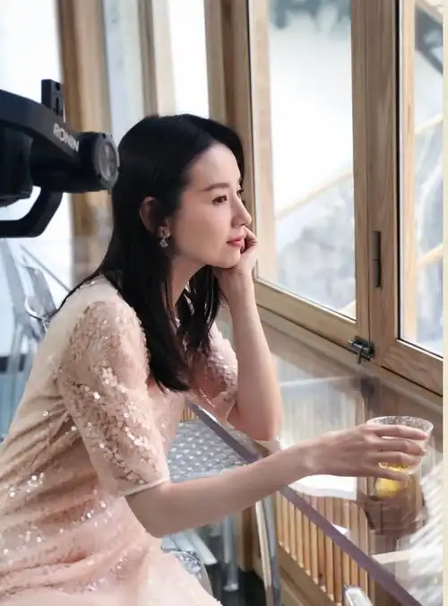 39岁董洁机场终于穿长裙,毛衣碎花裙搭配帆布鞋秒变文艺范少女