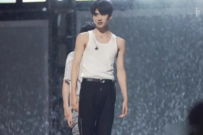 into1周柯宇与米卡一起健身同框自拍颜值吸睛好身材获网友狂赞