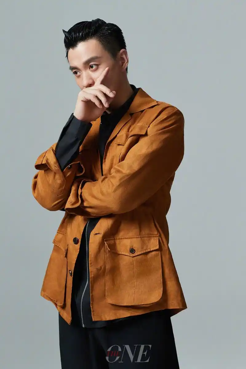 周一围发布了一组复古写真,写真中的他或身着复古衬衫,或是阔腿背带裤