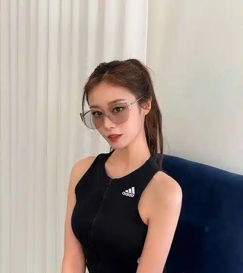 出道时朴智妍在综艺节目上曾透露:「因为我小时候比