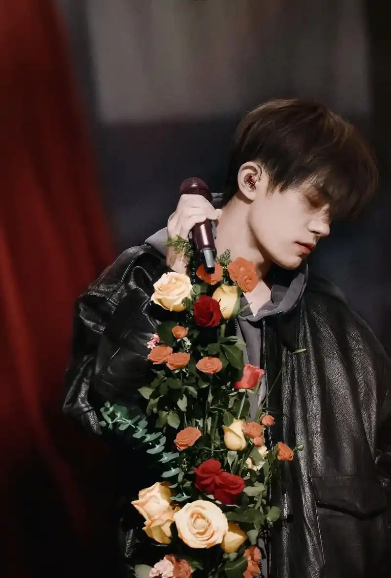 想看看你们手机里易烊千玺封神的照片