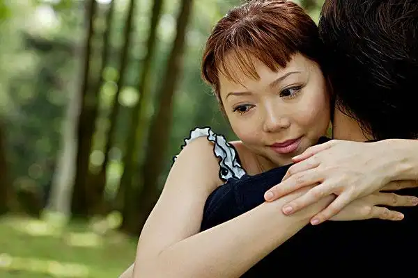 男性拥抱女性图片