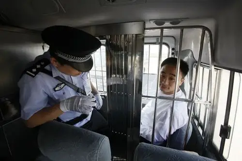 江苏常熟跑路老板被押解回国 欠债或达8亿