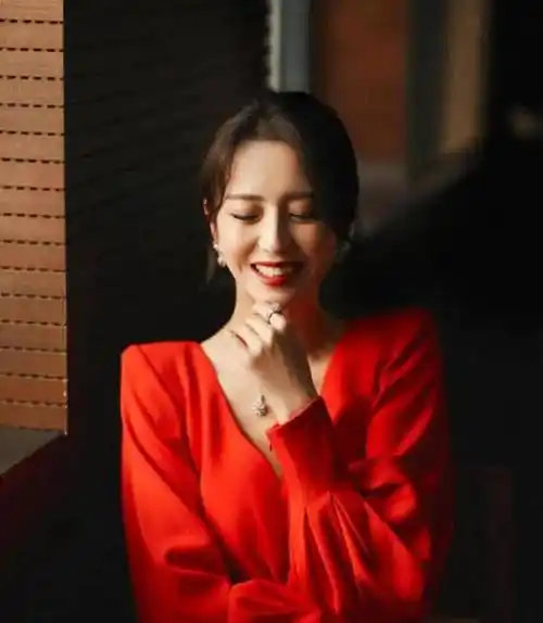 鲜红色的连衣裙显然是佟丽娅最喜欢的颜色之一,也是最适合她的颜色之