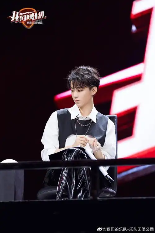 王俊凯《我们的乐队》高清剧照,衬衫皮裤背心项链摩登时尚