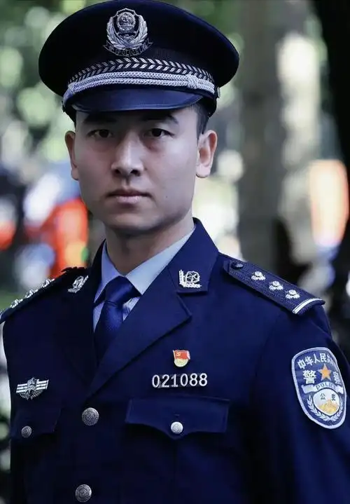 王班长小威威接戏了,警服一穿,秒变王sir