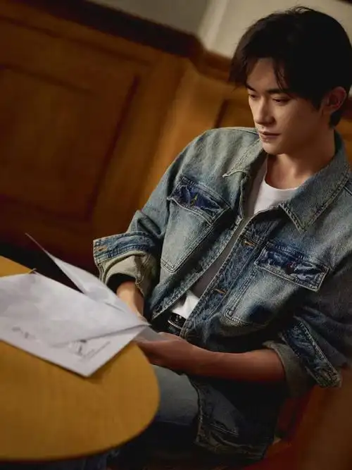 身着浅色牛仔外套的易烊千玺,仿佛自带一种独特的气场