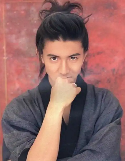 我们在网络中就可以经常看到日本人身穿和服的造型,之前木村拓哉这一