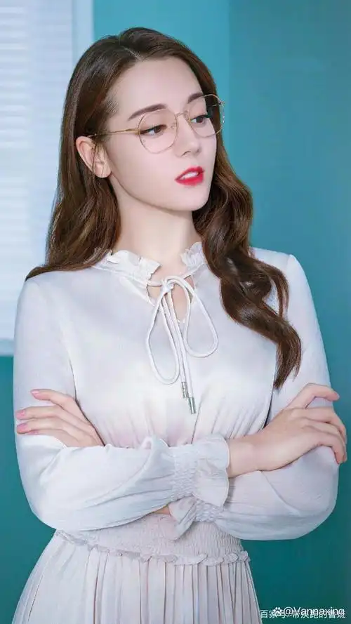 迪丽热巴九宫格美图来了