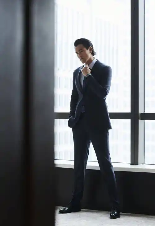 彭于晏连帽衫戴墨镜,帅气如少年,包裹严实也能感受到肌肉线条_灰白色