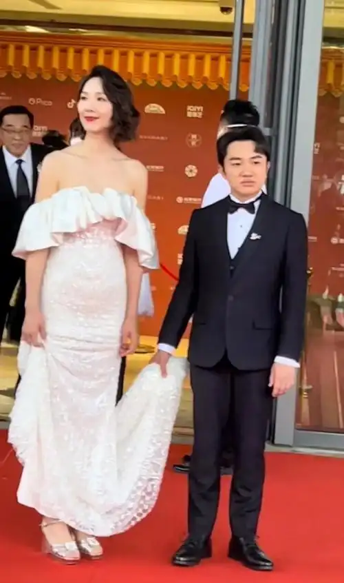 身高差太大,王祖蓝像小孩给妈妈提裙|王祖蓝|身高|李亚男_新浪新闻