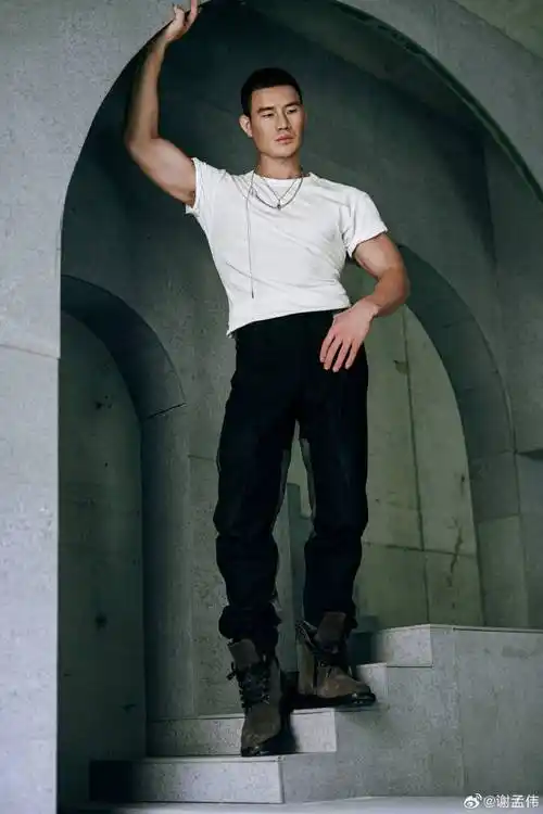 嘎子哥谢孟伟晒硬汉照开工 身材挺拔有型_气质_眼神_写真