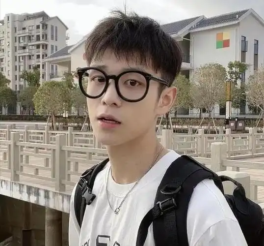 如果你真的无法接受,那么大家就可以试试这款薄碎盖发型,把头发剪碎打