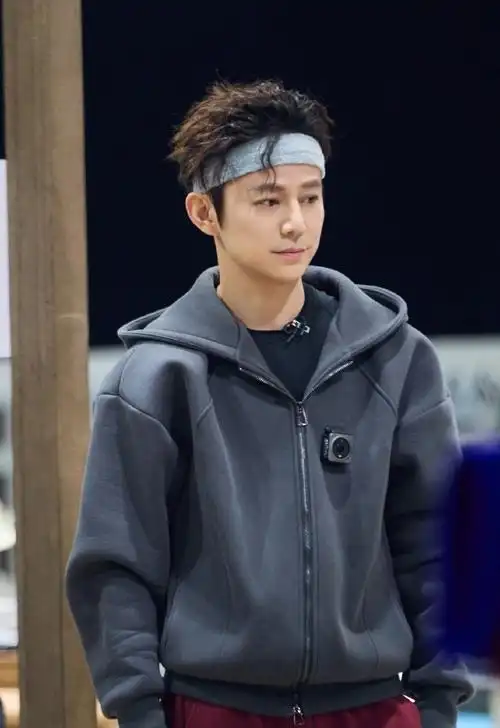 何炅吃了唐僧肉吗50岁的大叔怎么像25岁的小伙子