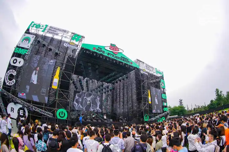 2021成都草莓音乐节活动策划充满了异域气氛听歌饮酒快乐就如此