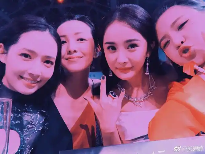 时代姐妹花搞怪自拍合照 预祝杨幂生日快乐