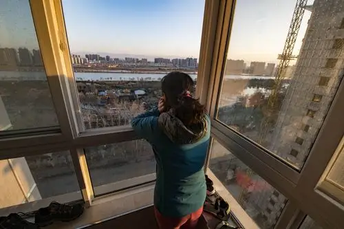 每天会趴在窗户边放放风,盯着空无一人的公园发呆.