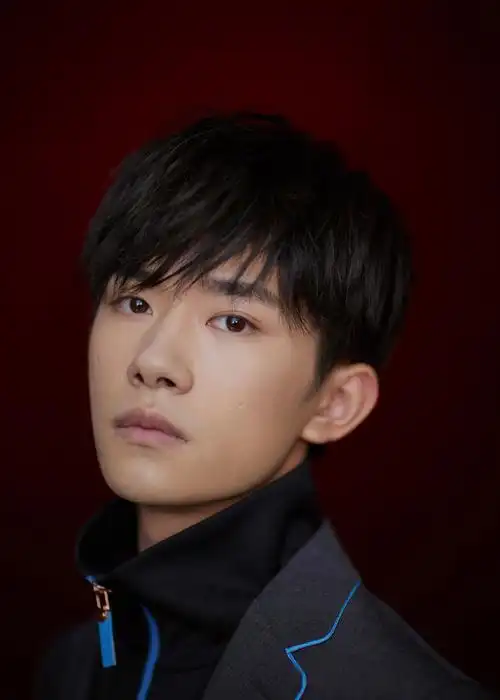 易烊千玺,2000年11月28日生于湖南怀化,中国内地男歌手,舞者,演员