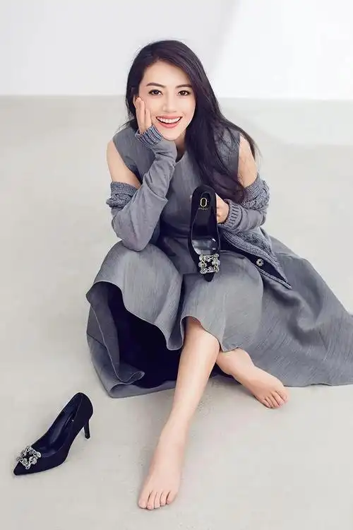 美女明星光脚丫指甲油显的脚丫又白又嫩