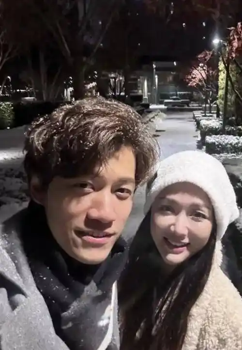 陈乔恩和老公alan在北京小区玩雪,甜蜜互动羡煞旁人_小丸子_帽子_雪花