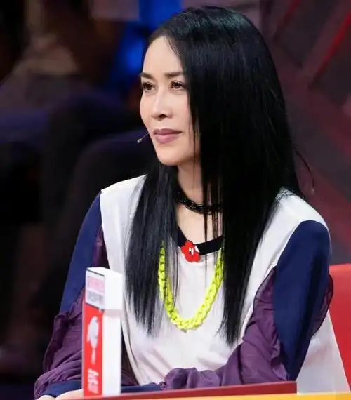 今日,刘嘉玲杂志封面的照片居然撞脸那英,怎么回事,我们先来看一下两