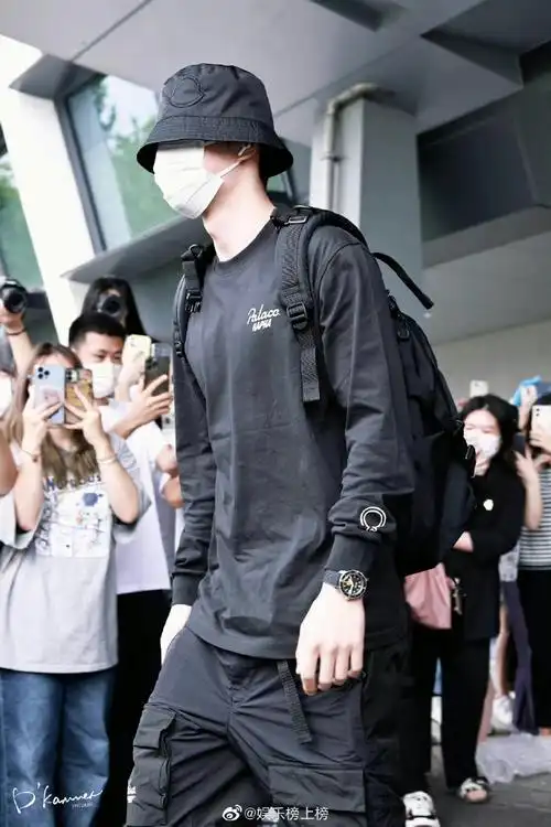 王一博##王一博全黑造型机场照##王一博热力豹表