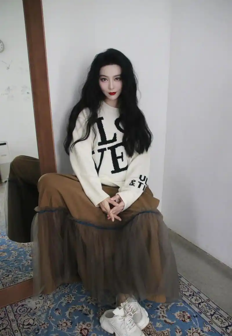 原创范冰冰真"敢"穿,黑色西服外套搭配红色连衣裙,"国际范"十足